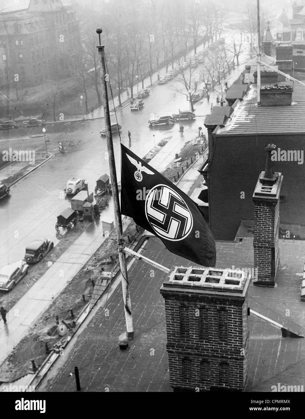 Drapeau à croix gammée sur le toit de l'ambassade allemande à Washington, 1939 Banque D'Images