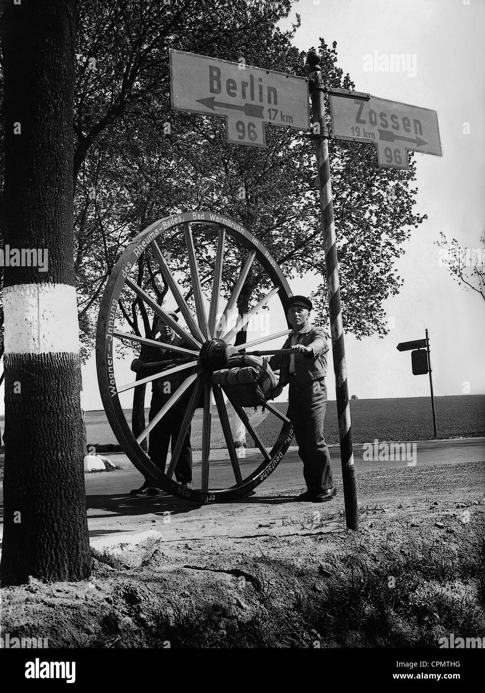 Wheelwright apprentis roll une roue de Warmbrunn à Berlin, 1933 Banque D'Images