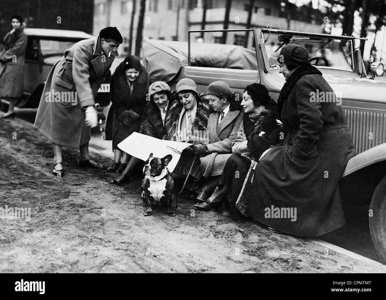 Les femmes avec un plan de ville, 1931 Banque D'Images