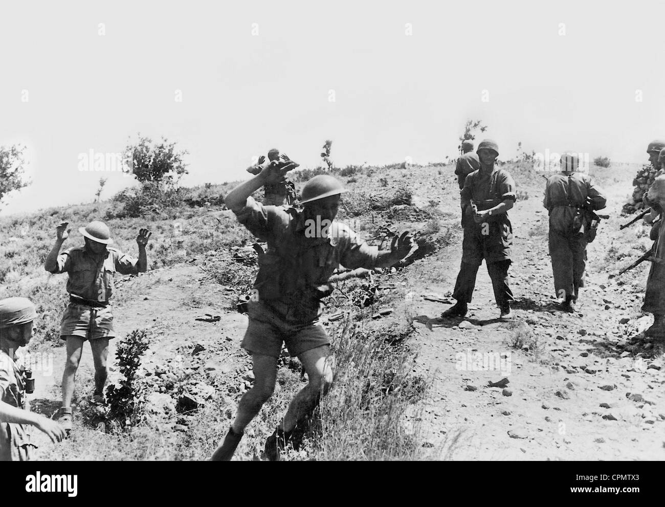Les soldats britanniques à se rendre, à la suite de l'invasion de la crète Nazi, mai 1941 (photo n/b) Banque D'Images