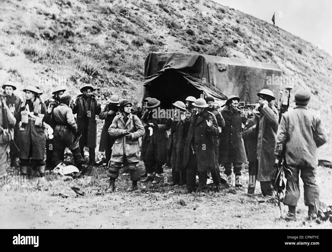 Les parachutistes allemands prendre prisonnier des soldats britanniques, 1941 Banque D'Images