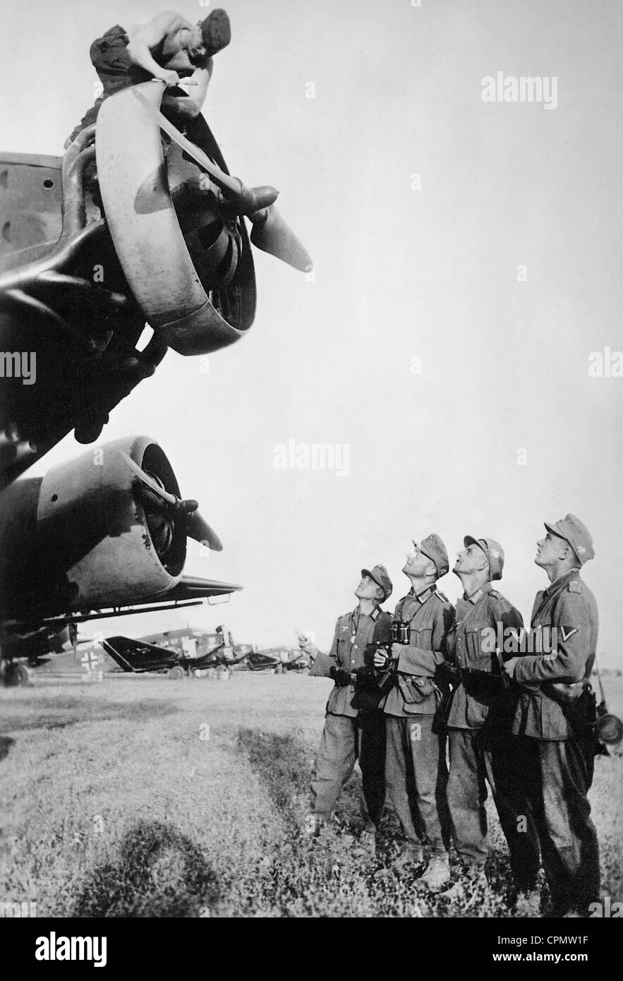 Troupes aéroportées allemandes avant le décollage pour la Crète, 1941 Banque D'Images