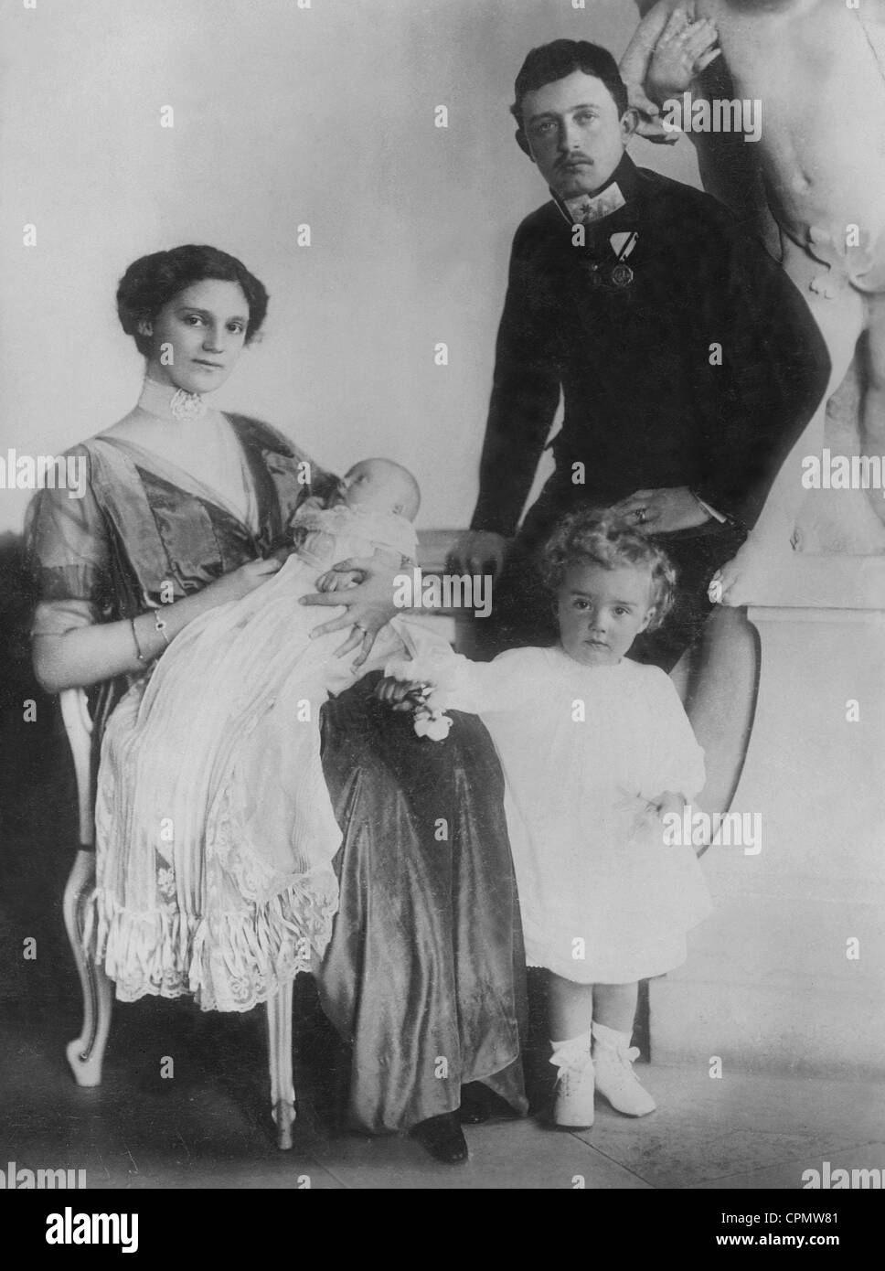 L'archiduc Charles avec son épouse la Princesse Zita de Bourbon-Parme et ses filles, 1914 Banque D'Images