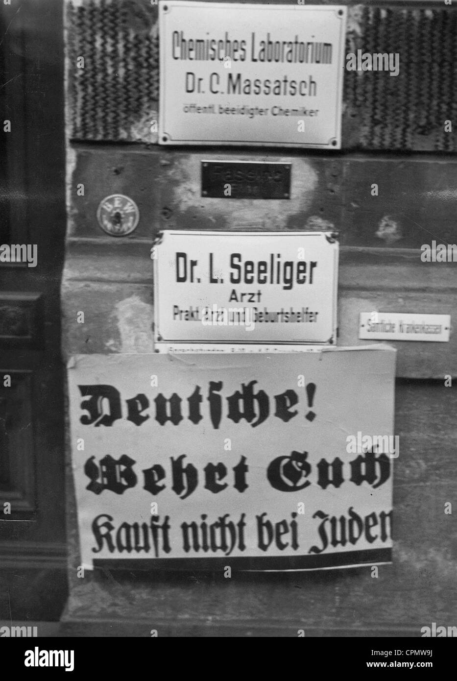 Signe antisémite en dehors d'un médecin juif et obstétricien, 1933, (photo n/b) Banque D'Images