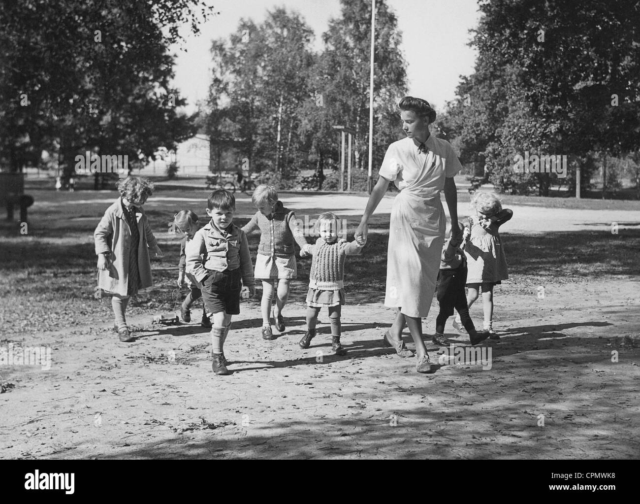 L'enseignant d'école maternelle avec des enfants, 1940 Banque D'Images