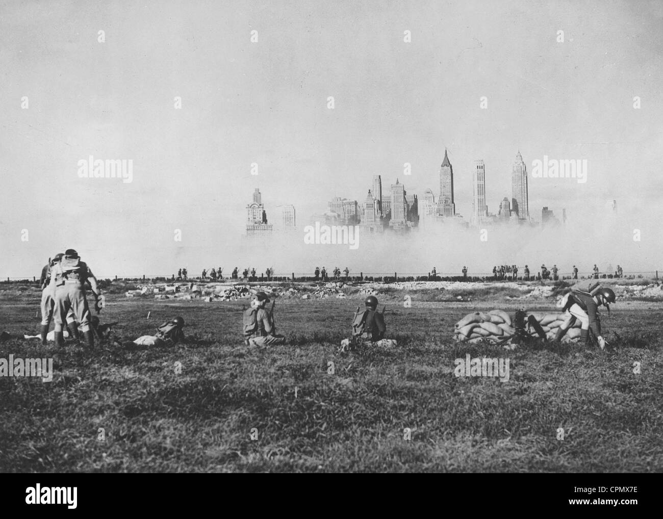 Des soldats américains en train avant de la skyline de Manhattan, 1937 Banque D'Images