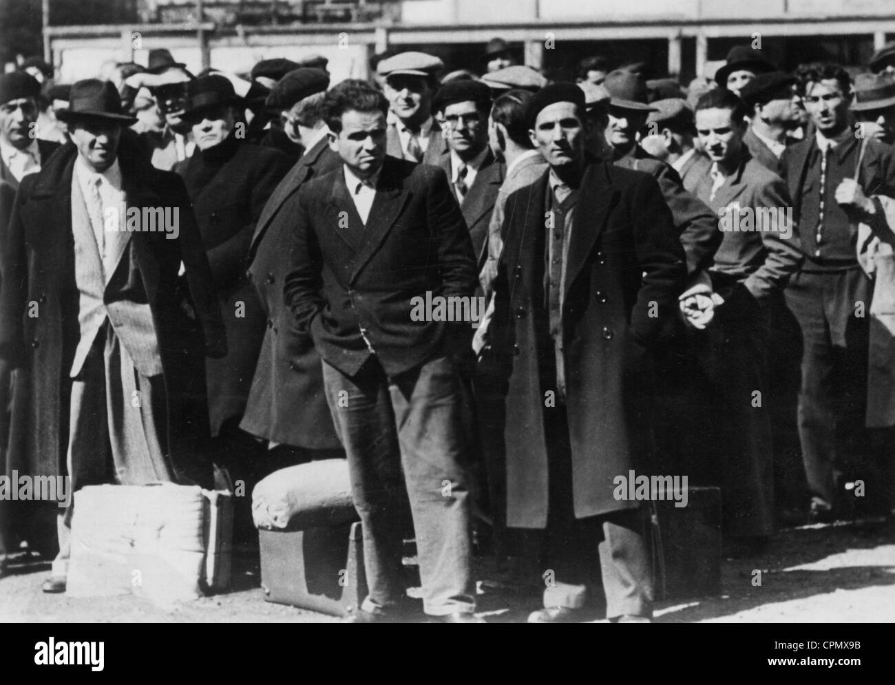 Les juifs à Paris, en état d'arrestation et l'expulsion, Paris, août 1941 (photo n/b) Banque D'Images