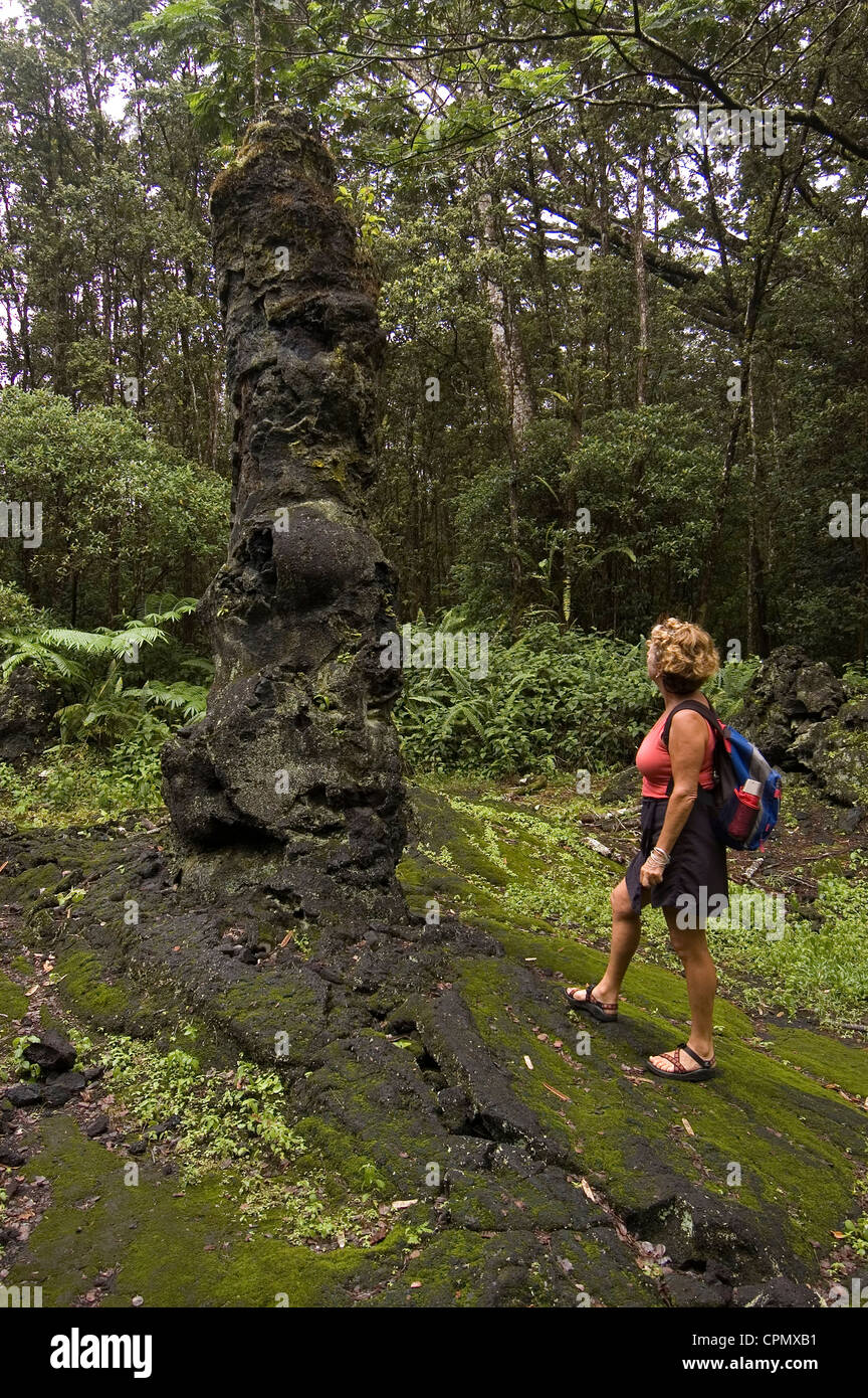 Elk284-2204v New York, HI, Puna District, Lava Tree, SM (modèle femme) parution à la moule à lava tree Banque D'Images