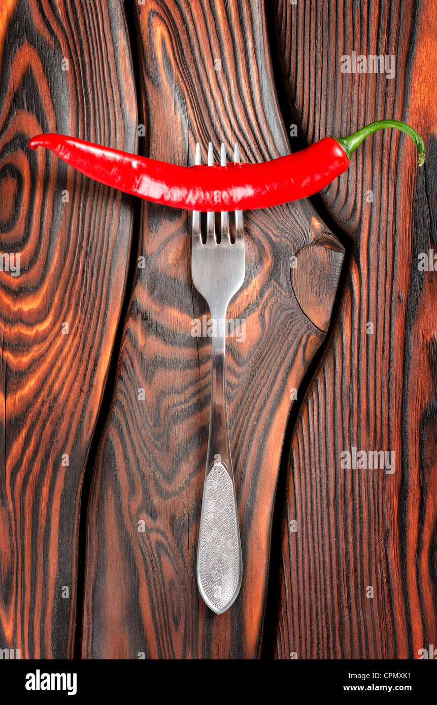 Red chili pepper on a wooden background Banque D'Images