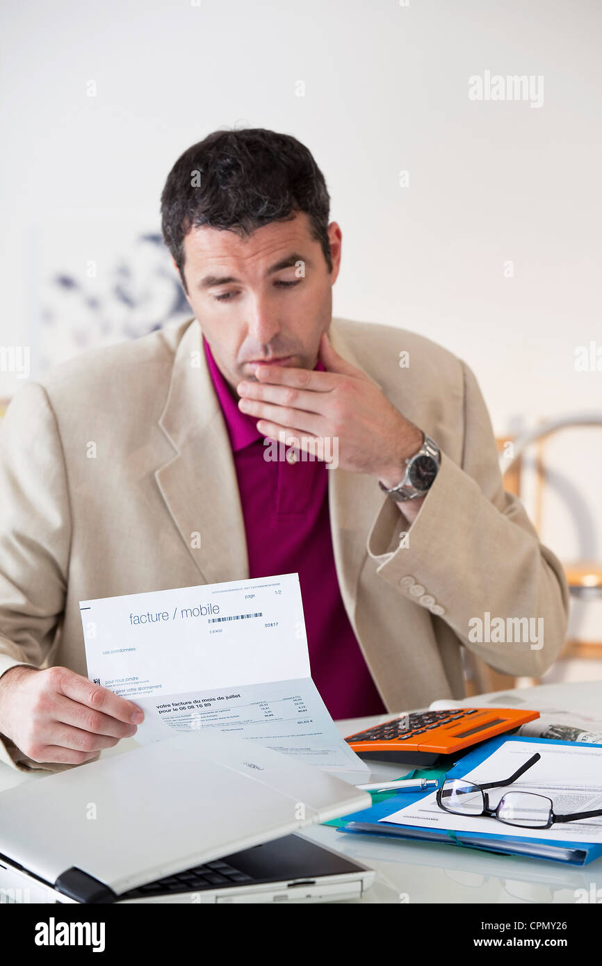 L'HOMME À REMPLIR DES FORMULAIRES Banque D'Images