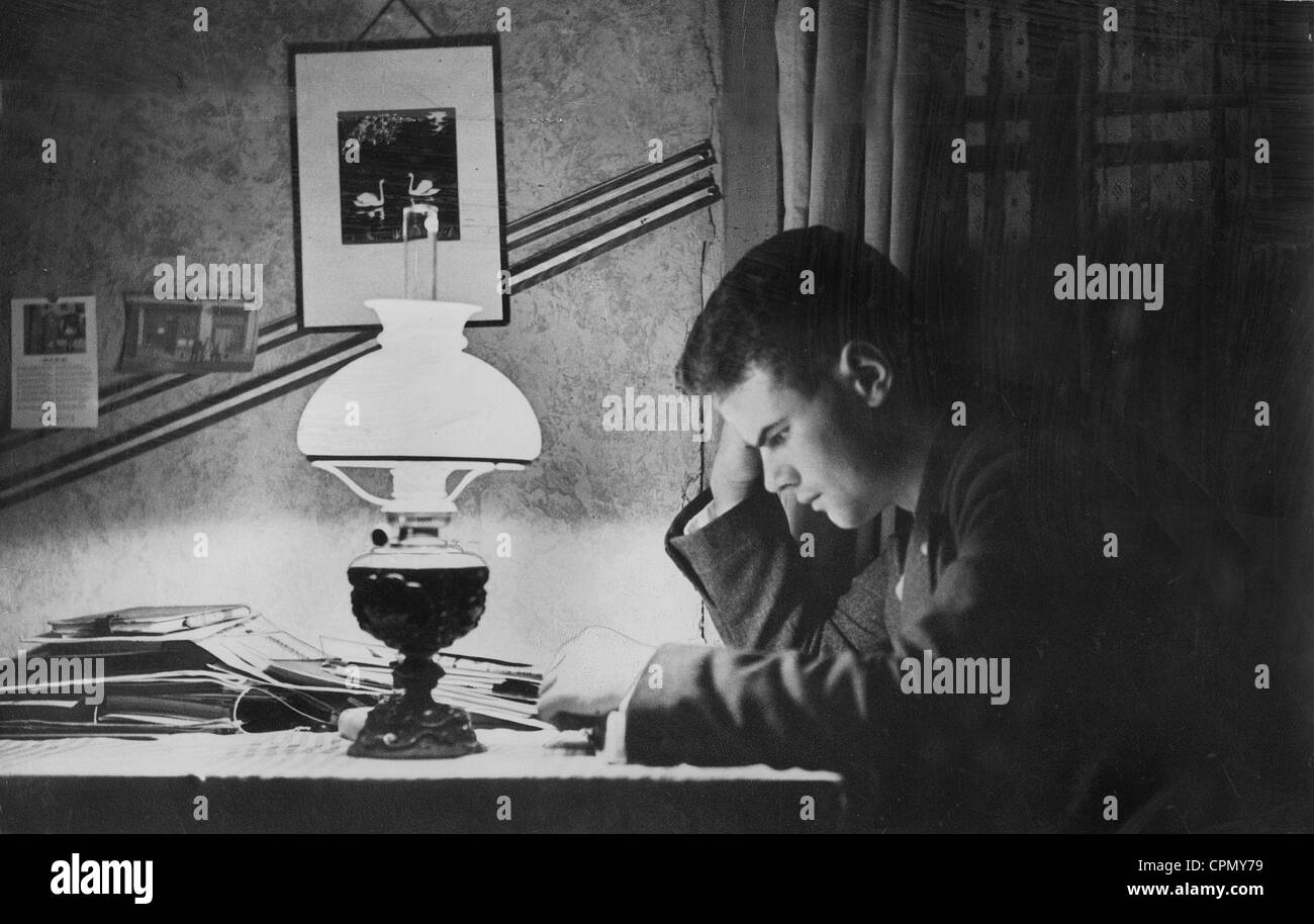 Un élève lit dans sa chambre, 1930 Banque D'Images