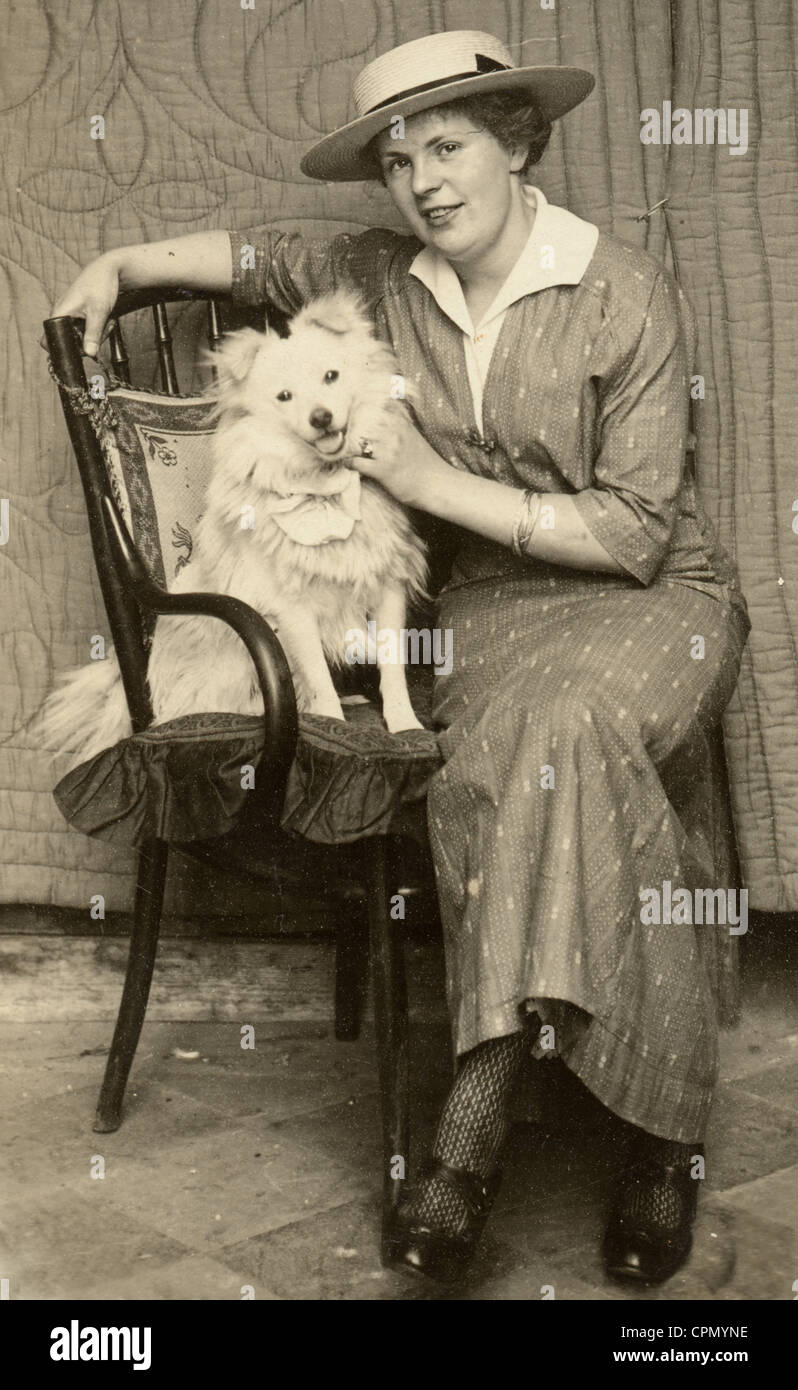 Mode femme assise avec petit chien à Président Banque D'Images
