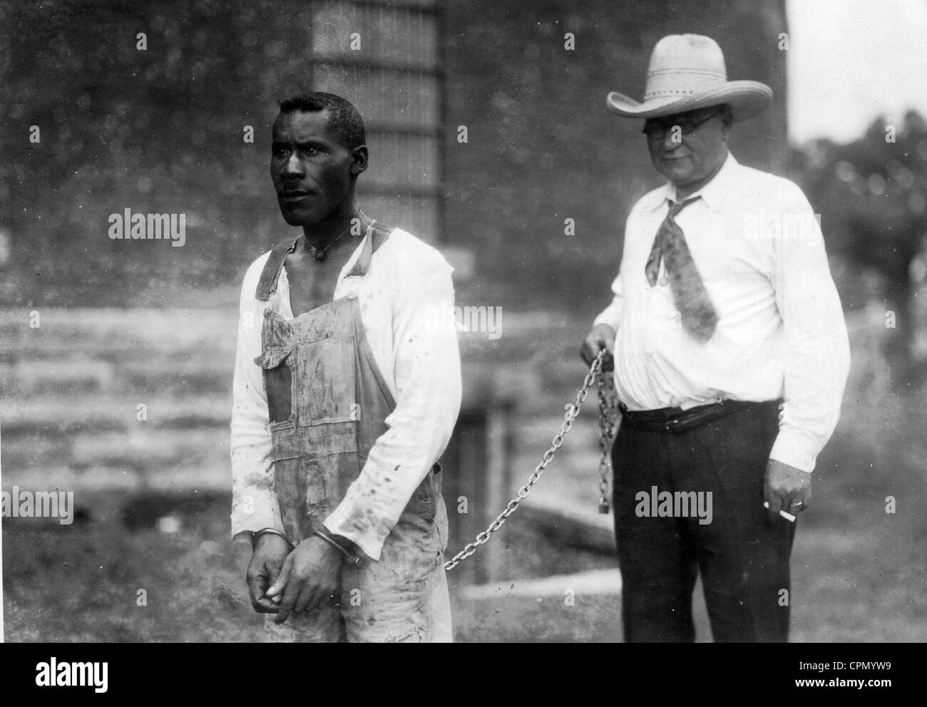 Porte un shérif prisonniers de couleur sur une chaîne, 1933 Banque D'Images