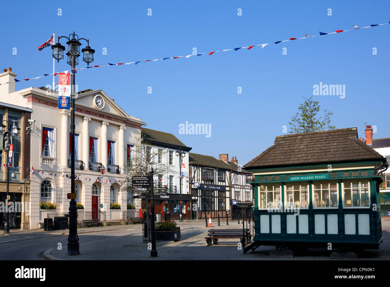 Place du marché de Ripon avec Hôtel de Ville à gauche et chauffeurs de logement jusqu'à l'origine droit. Banque D'Images