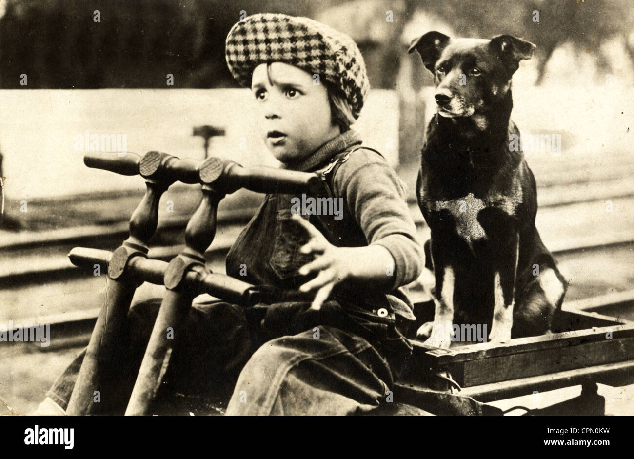 Jackie Coogan sur Railroad Main Voiture avec chien Banque D'Images