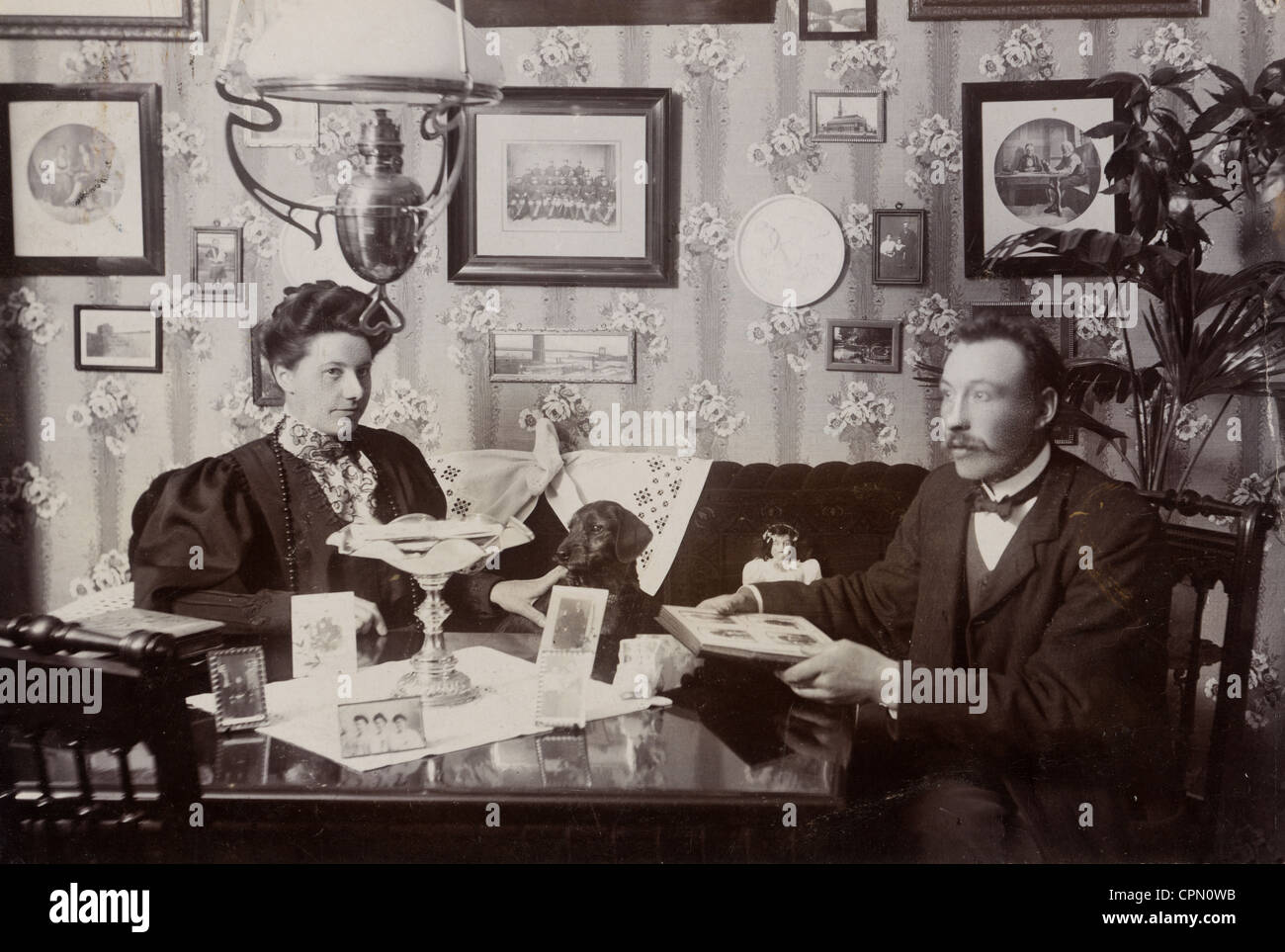 Bon Victorian Couple dans le salon avec leur Teckel Banque D'Images