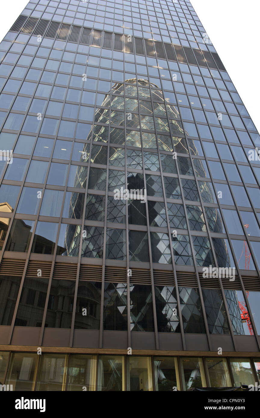 Reflet de Gherkin building, Londres, Royaume-Uni. Banque D'Images