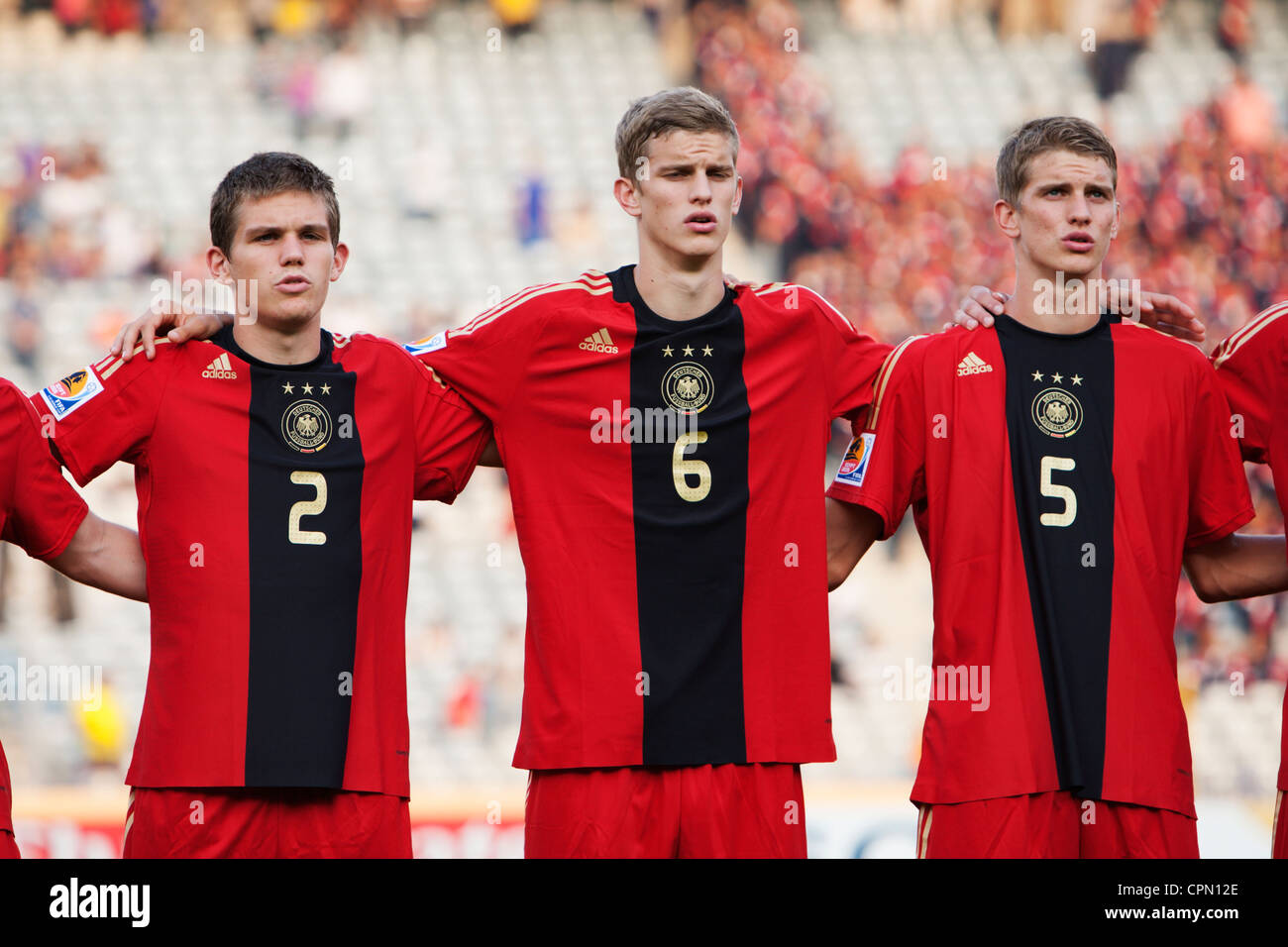 Les joueurs allemands s'alignent et chantent l'hymne national avant un quart de finale de la Coupe du monde de football U-20 de la FIFA contre le Brésil au stade international du Caire le 10 octobre 2009 au Caire, en Égypte. De gauche à droite : Sebastian Jung, Sven Bender, Lars Bender. Usage éditorial exclusif. Pas de poussée vers l'utilisation d'un appareil mobile. Utilisation commerciale interdite. (Photographie de Jonathan Paul Larsen / Diadem images) Banque D'Images