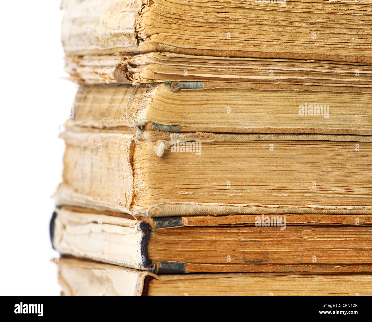 Livres anciens de différentes formes et couleurs. Isolé sur fond blanc. Banque D'Images