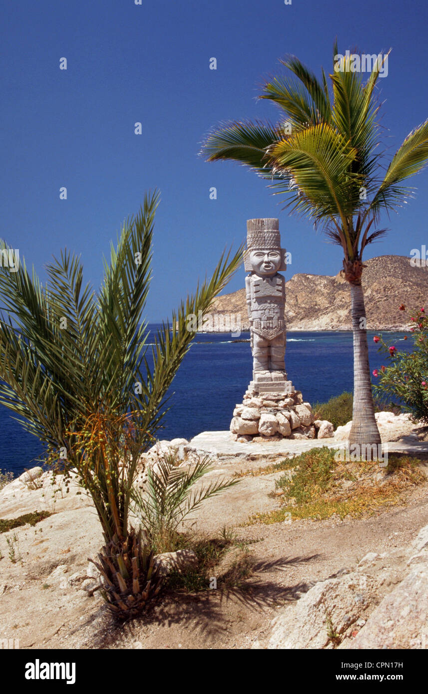Le dirigeant d'une statue aztèque en pierre se trouve au bord de la mer de Cortez dans la station balnéaire de Cabo San Lucas sur la péninsule de Baja California au Mexique. Banque D'Images