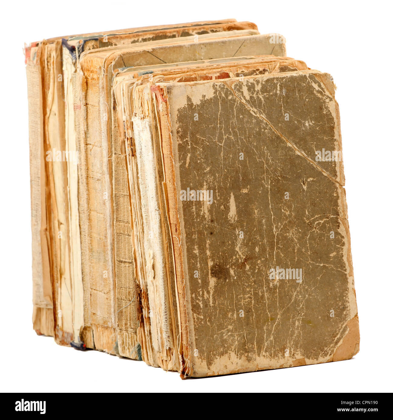 Livres anciens de différentes formes et couleurs. Isolé sur fond blanc. Banque D'Images