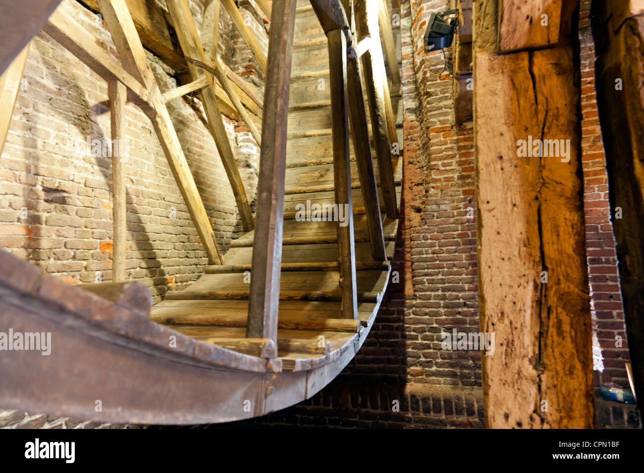 Amersfoort, Pays-Bas : la grande roue en bois à l'intérieur du Koppelpoort, une porte médiévale dans la ville. Banque D'Images