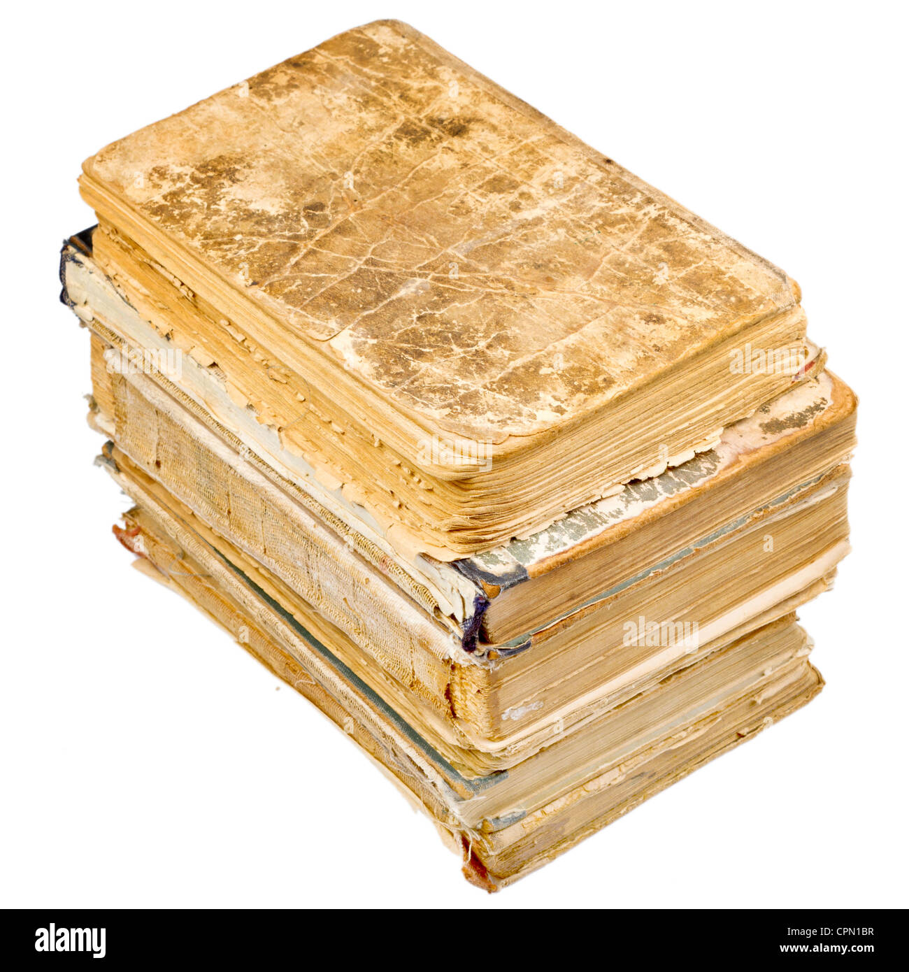 Livres anciens de différentes formes et couleurs. Isolé sur fond blanc. Banque D'Images