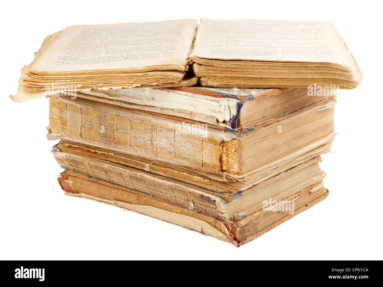 Livres anciens de différentes formes et couleurs. Isolé sur fond blanc. Banque D'Images