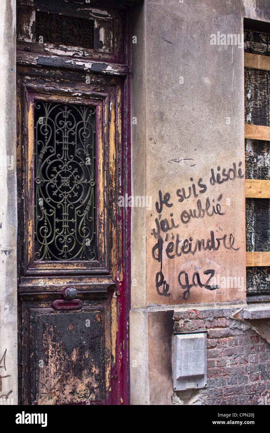 Porte d'entrée à Rouen, en France, avec le feu et s'excuser de graffiti ne  tourne pas du gaz au large Photo Stock - Alamy