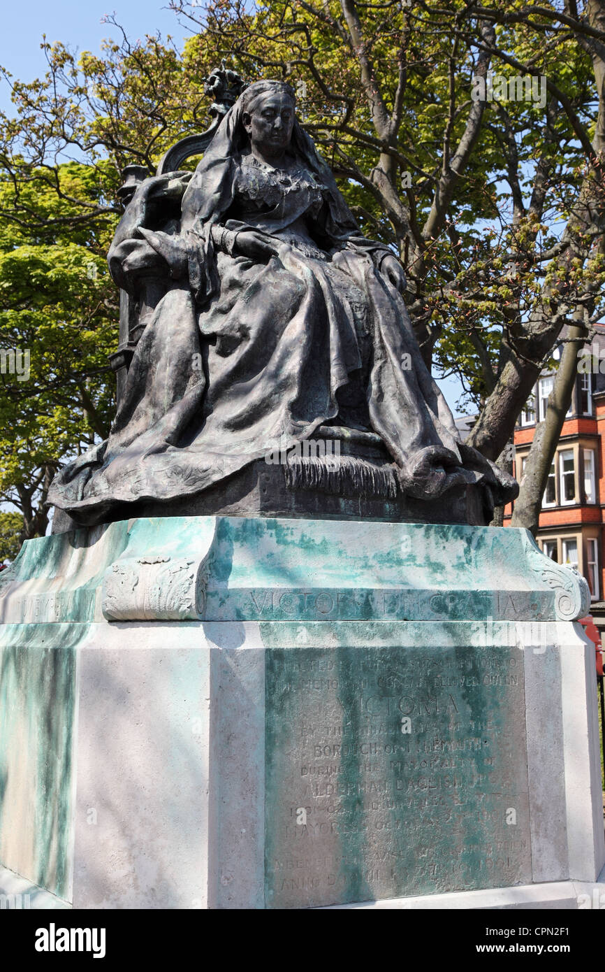 Statue de la reine Victoria assis sur trône à Tynemouth, Angleterre du Nord-Est, Royaume-Uni Banque D'Images