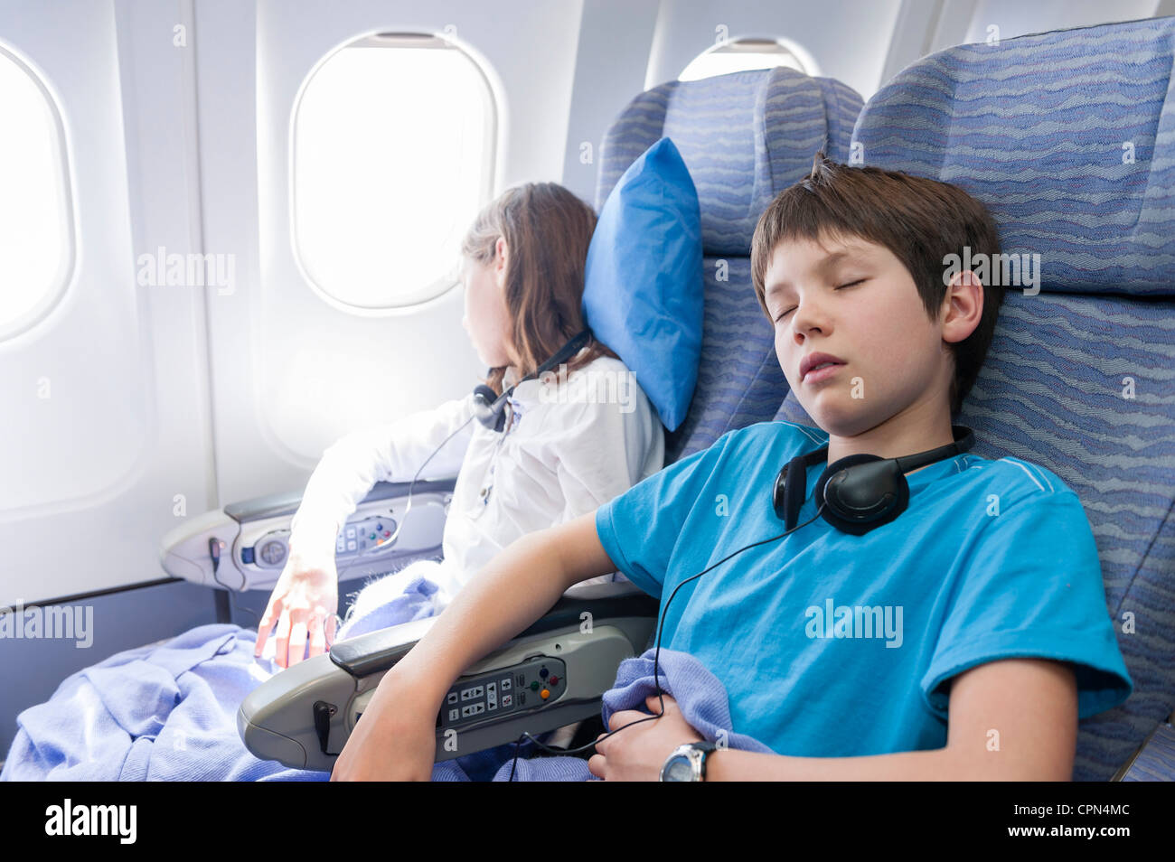 Les enfants dormant on airplane Banque D'Images