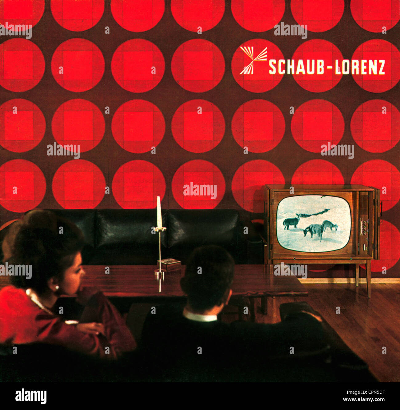 Broadcast, télévision, téléspectateurs, couple marié est assis dans le salon sur le canapé en cuir, devant le poste de télévision, publicité pour la télévision par Schaub-Lorenz, illustré: Version Grande 69 avec stores pliables, châssis: Noyer, bois exotique, console de télévision représentative avec écran de 69 centimètres, Allemagne, 1967, droits supplémentaires-Clearences-non disponible Banque D'Images