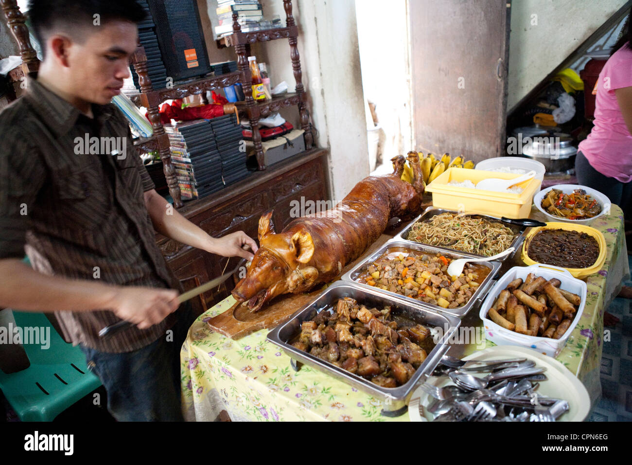 Les aliments traditionnels sur le baptême, l'offre de travail à une maison de famille. Lapu-Lapu City, Metro Cebu, Mactan Island, Philippines Banque D'Images