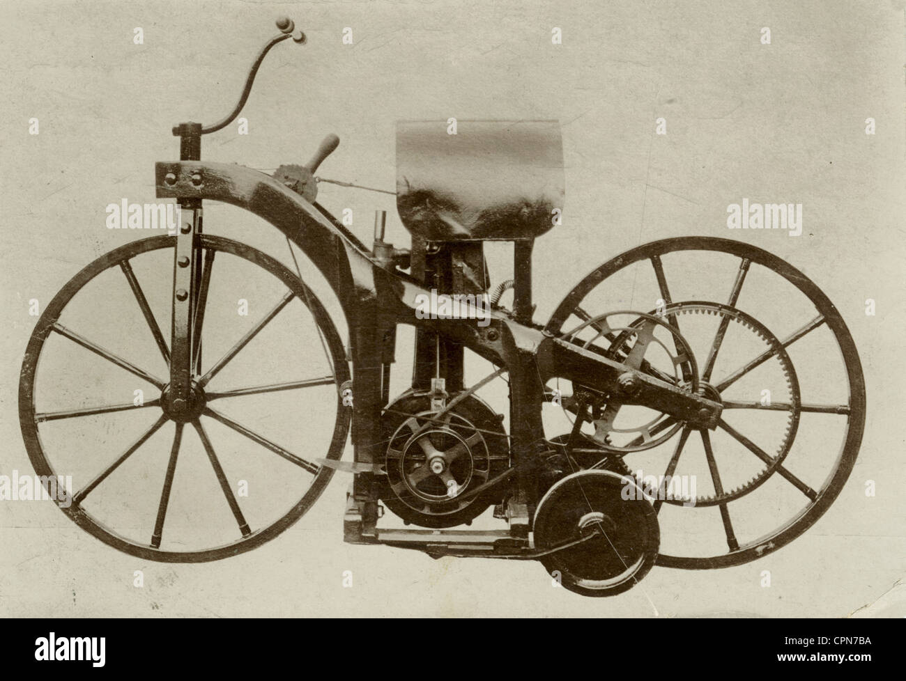 Transport,moto,première moto dans le monde,construit par Gottlieb Daimler et Wilhelm Maybach,breveté en tant que véhicule de montée en paraffine sur 29.8.1885,un cylindre,0.5 chevaux,moteur sous le siège en cuir,moteur ayant le surnom horloge de hall,cadre en bois,roue portante,roues avec pneus en métal,copie unique,ce premier inventeur a été détruit lors d'un incendie dans l'Imperial statt,1903,moteurs de combustion,brevets allemands,1885,brevets de combustion,brevets de combustion,brevets de combustion,non allemands,inventions de combustion,brevets de combustion,brevets de combustion,brevets de combustion,de combustion,de combustion de combustion de fabrication de voitures de voitures de voitures de combustion,Allemagne, Disponible Banque D'Images