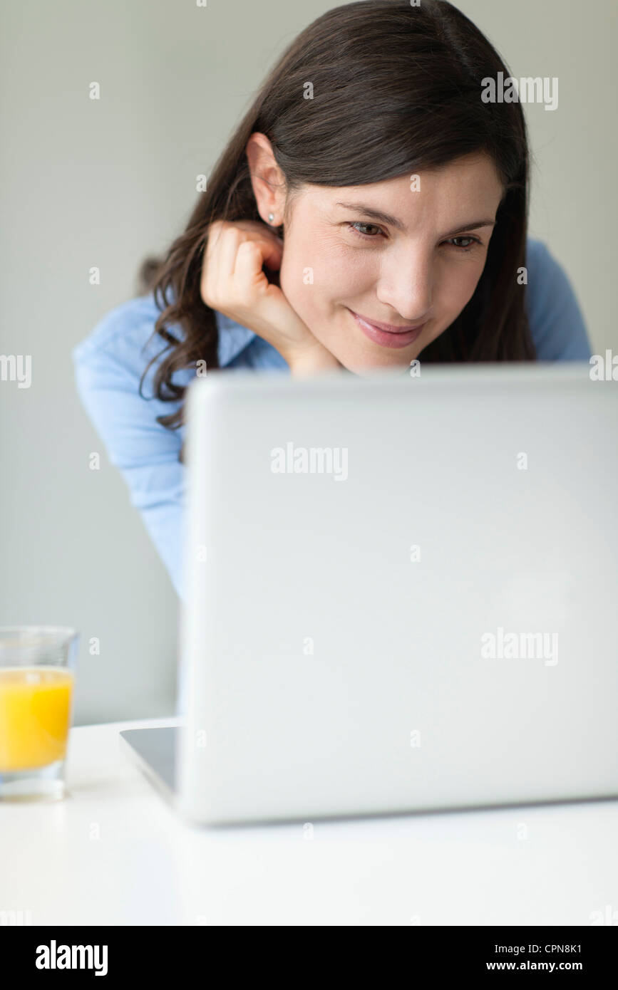 Mid-adult woman using laptop computer Banque D'Images