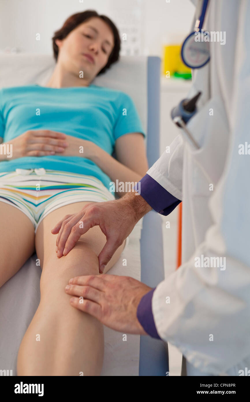 La symptomatologie, DE LA JAMBE CHEZ UNE FEMME Banque D'Images