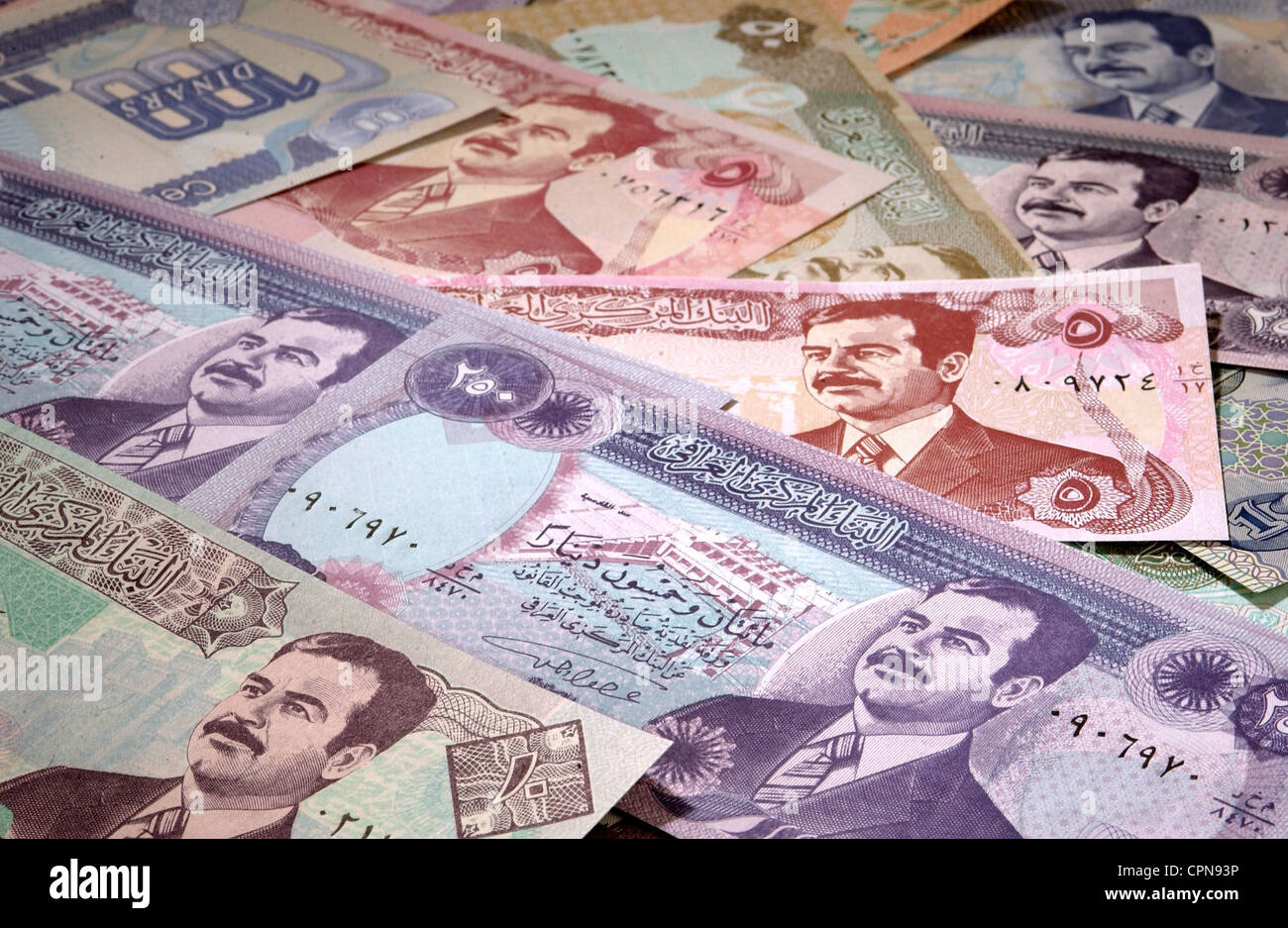 Argent / finances, billet de banque, Irak, dinar, billet de banque irakien avec le portrait de Saddam Hussein, monnaie, devises, valuta, dinar, symbole, symboles, symbolique, symbole, image, économie, irakien, argent, divers, plusieurs, personnalité culte, dictateur, dictateurs, billet de banque, billet de banque, facture, billets de banque, historique, historique, historique, droits additionnels-Clearences-non disponible Banque D'Images