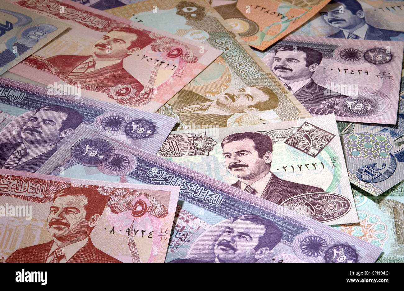 Argent / finances, billet de banque, Irak, dinar, billet de banque irakien avec le portrait de Saddam Hussein, monnaie, devises, valuta, dinar, symbole, symboles, symbolique, symbole, image, économie, irakien, argent, divers, plusieurs, personnalité culte, dictateur, dictateurs, billet de banque, billet de banque, facture, billets de banque, historique, historique, historique, droits additionnels-Clearences-non disponible Banque D'Images