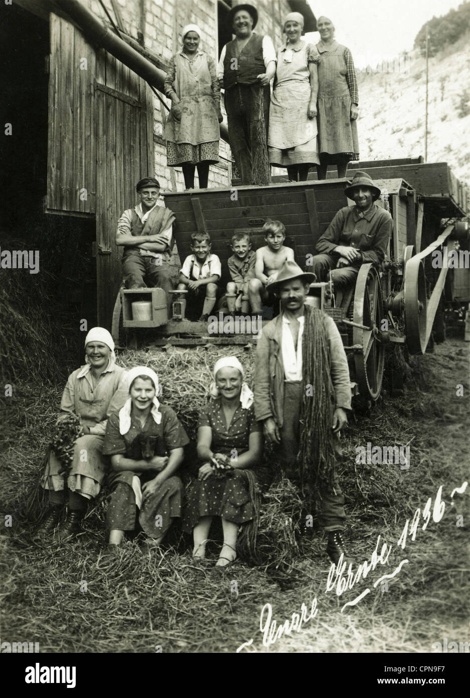 agriculture, récolte, 'Unsere Ernte 1936' (notre récolte 1936), photo de groupe de la moissonneuse, à l'extérieur d'une grange, Themar, Thuringe, Allemagne, 1936, droits additionnels-Clearences-non disponible Banque D'Images