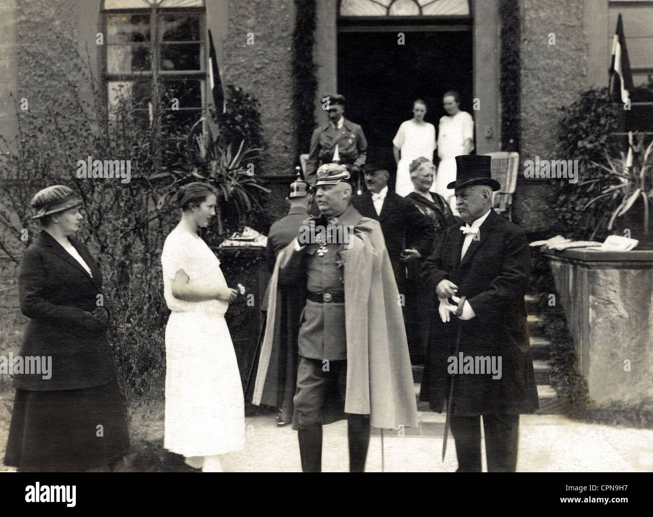 Ludendorff, Erich, 9.4.1865 - 20.12.1937, politicien général allemand, demi-longueur, visite d'une famille bourgeoise près de Berlin, probablement pendant la campagne pour les élections présidentielles, vers 1924/1925, Banque D'Images