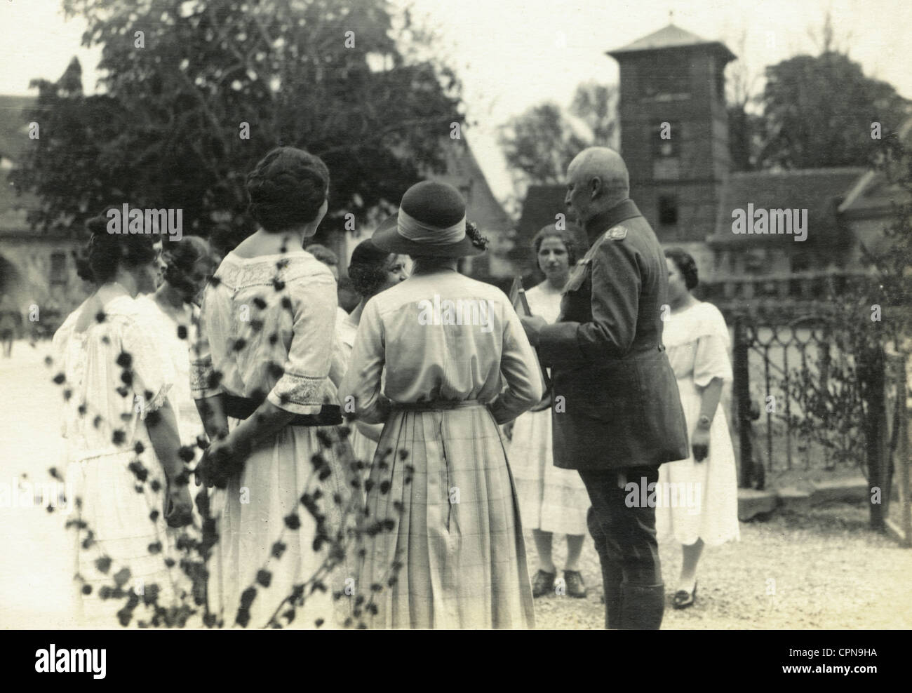 Ludendorff, Erich, 9.4.1865 - 20.12.1937, politicien général allemand, demi-longueur, visite d'une famille bourgeoise près de Berlin, probablement pendant la campagne pour les élections présidentielles, vers 1924/1925, avec des admirateurs, Banque D'Images