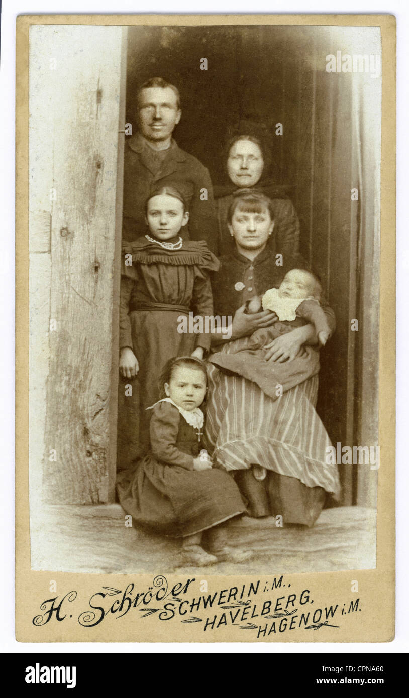 Personnes, famille, parents avec enfants debout à la porte, Schwerin, Allemagne, vers 1898, droits additionnels-Clearences-non disponible Banque D'Images