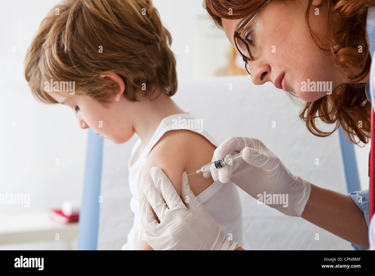 La vaccination d'un enfant Banque D'Images