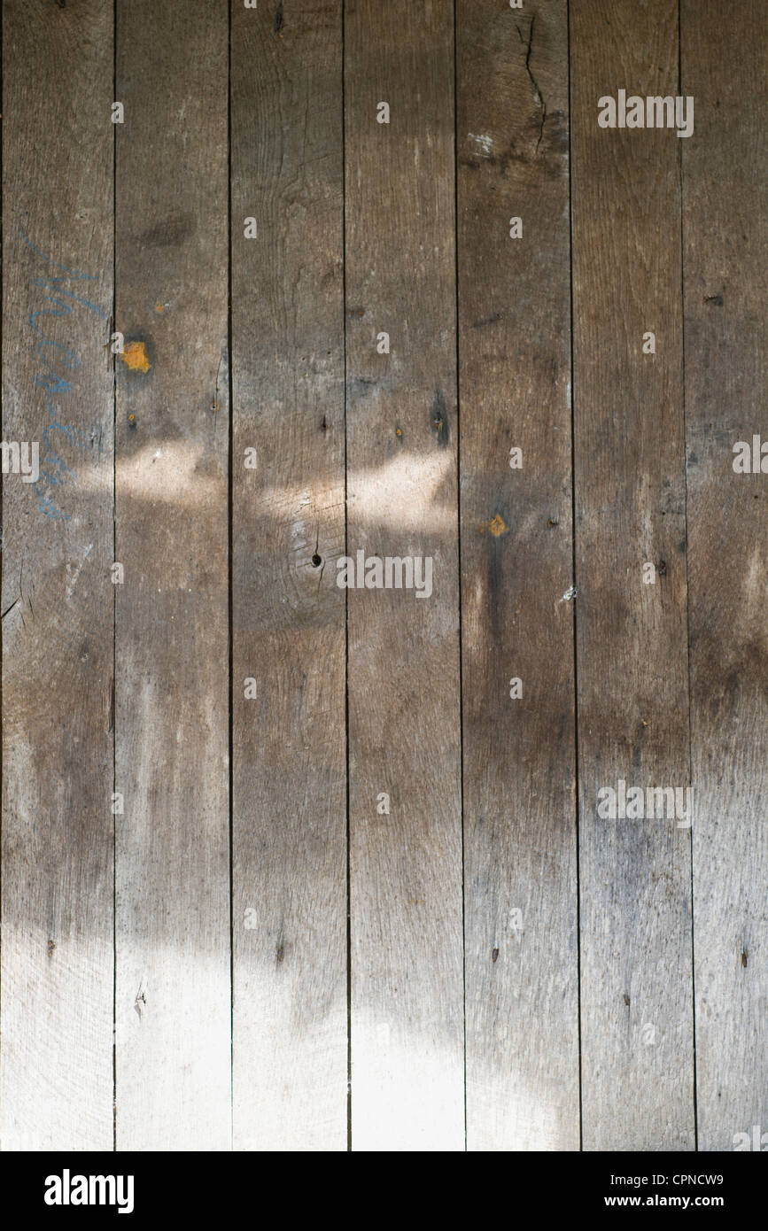 La lumière du soleil sur le mur en bois Banque D'Images