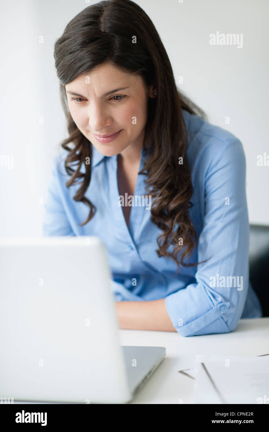 Businesswoman using laptop computer Banque D'Images