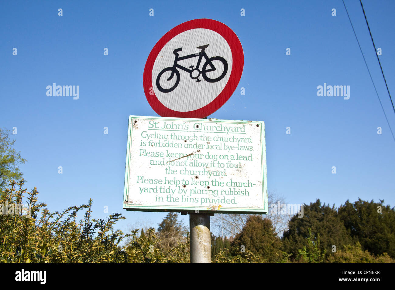 Pas de vélo signe, St John's Churchyard, Alresford, Hampshire, Angleterre, Royaume-Uni. Banque D'Images