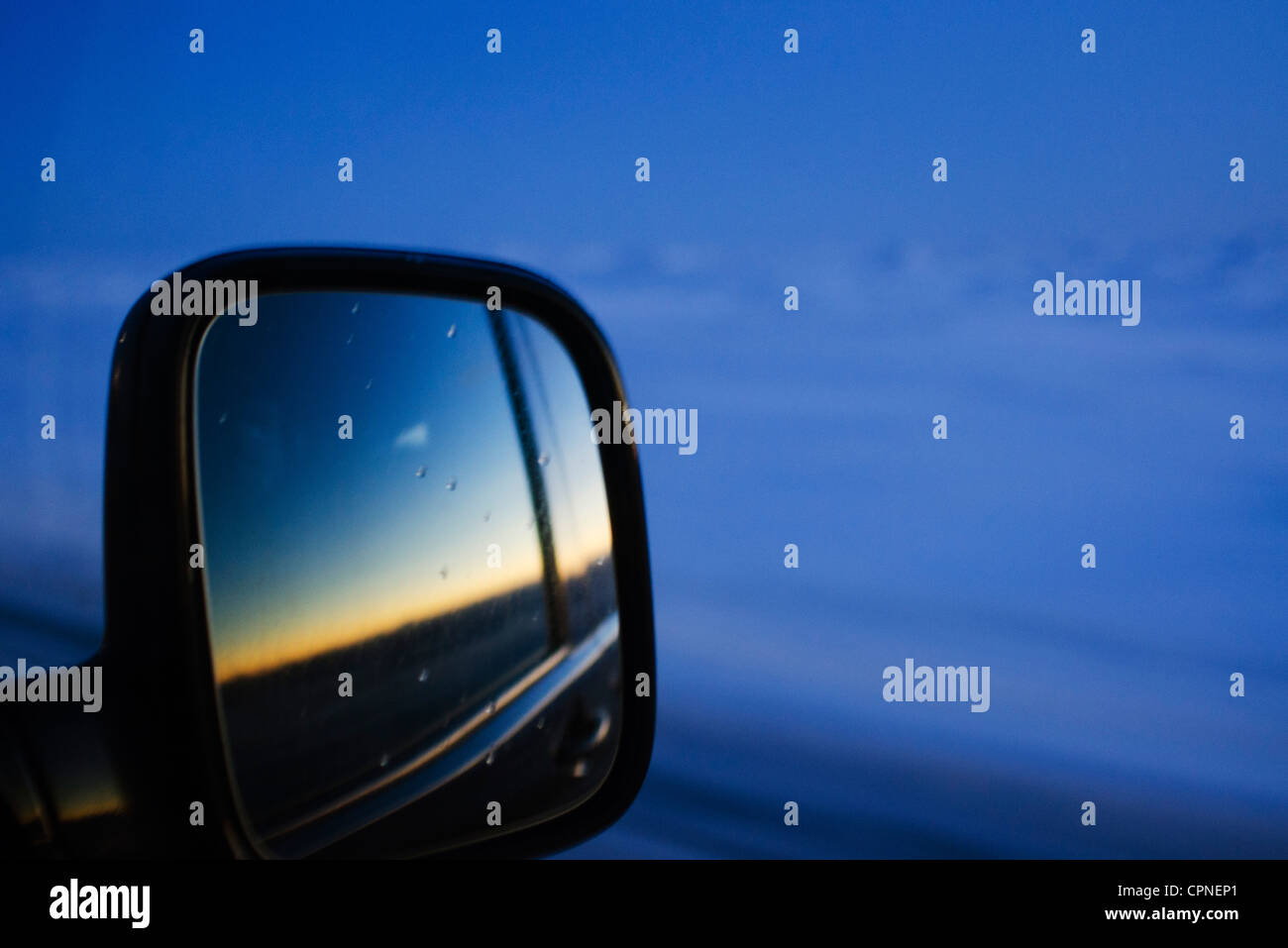 Coucher du soleil reflétée dans voiture rétroviseur Banque D'Images