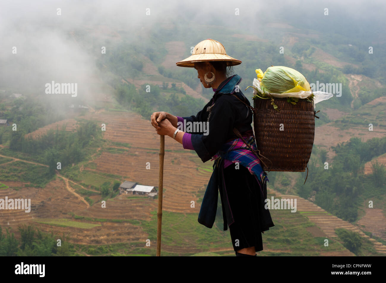 H'Mong noire dans un misty Sapa Banque D'Images