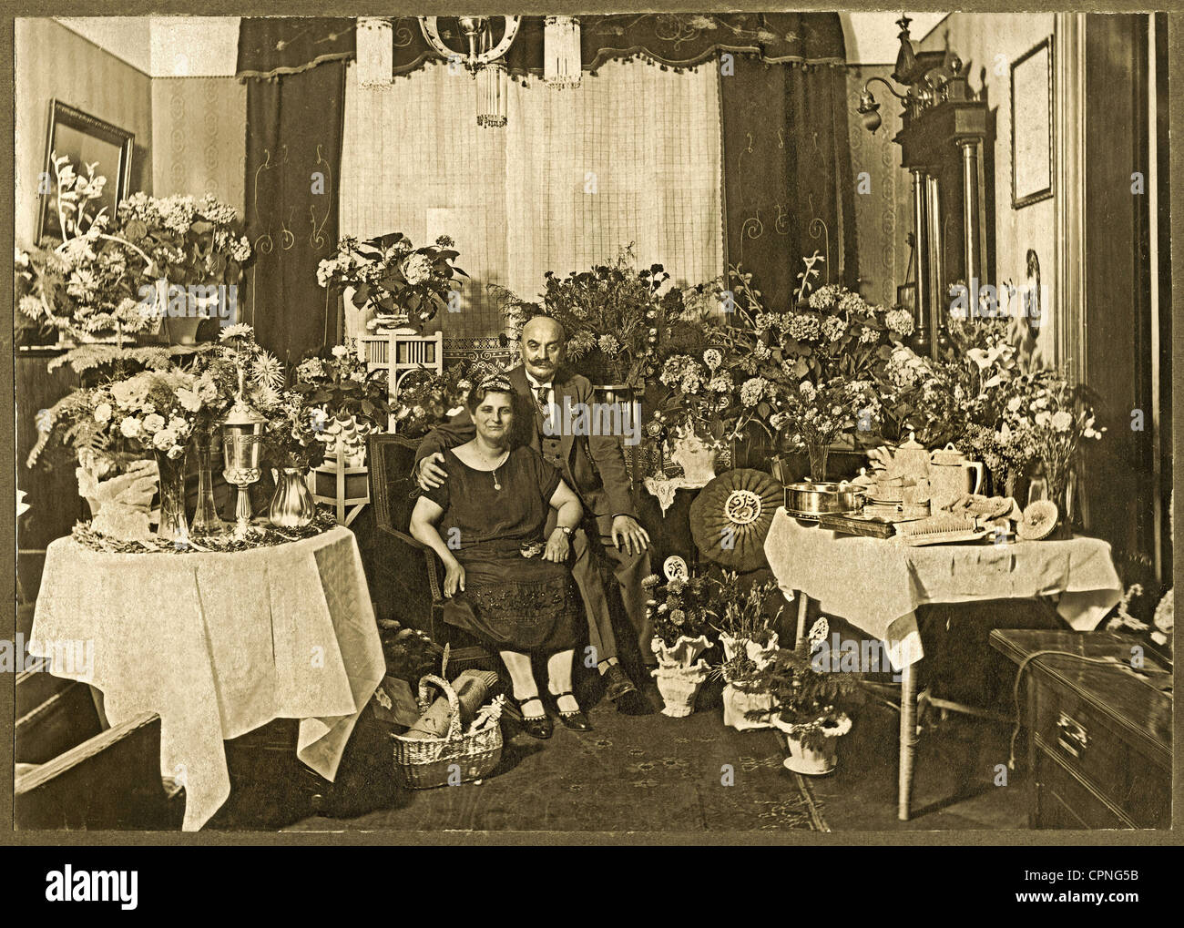 Personnes, mariage d'argent, photo souvenir, couple avec de nombreux cadeaux, Allemagne, 1928, droits supplémentaires-Clearences-non disponible Banque D'Images