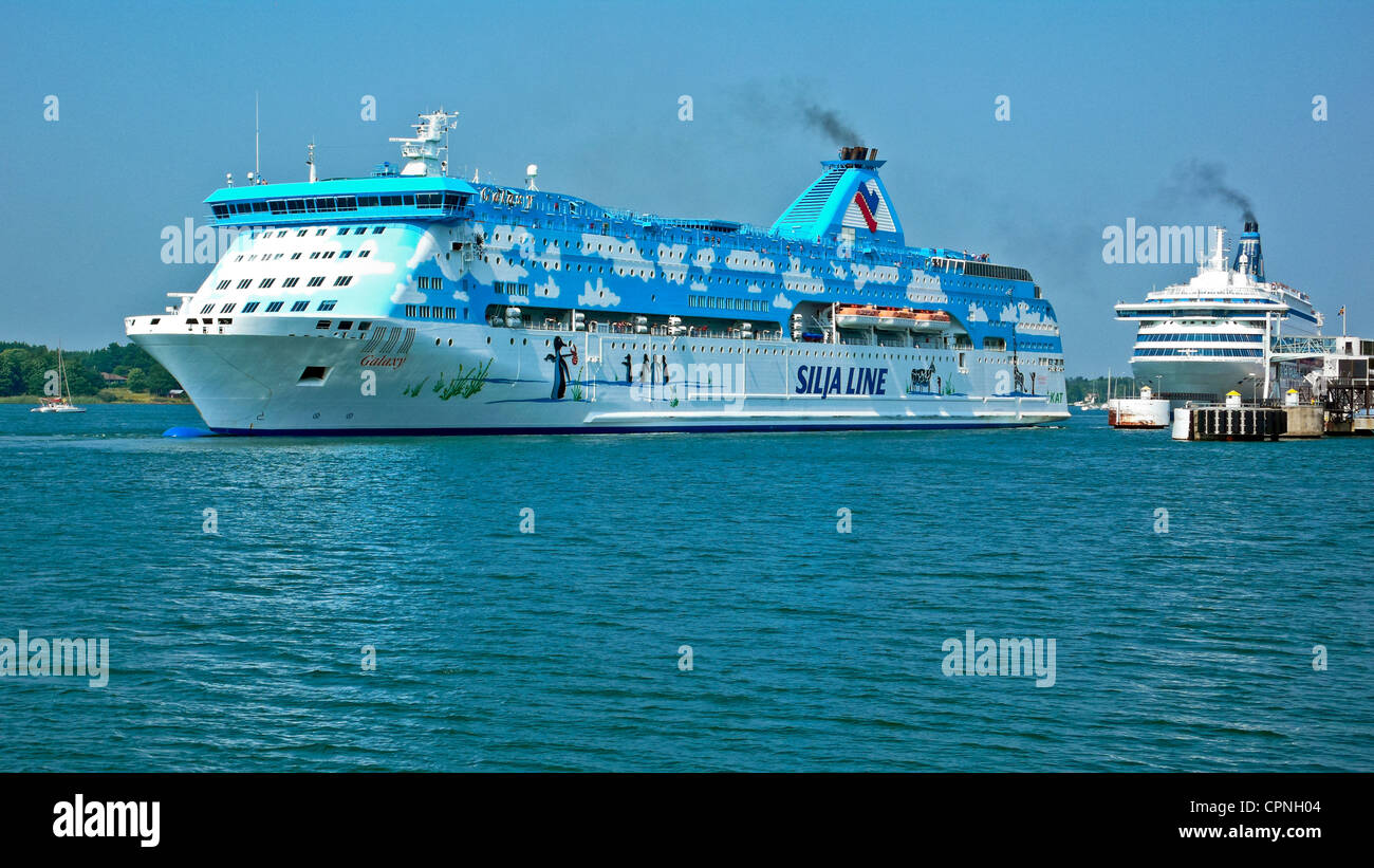 Tallink Silja Line voiture et de passagers dans la galaxie laissant Mariemamn Aaland Finlande avec Silja Europa derrière Banque D'Images